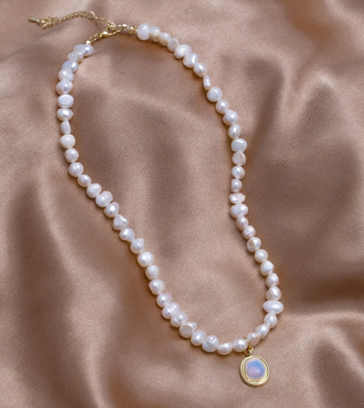 Necklace with Moonstone Details in Gold