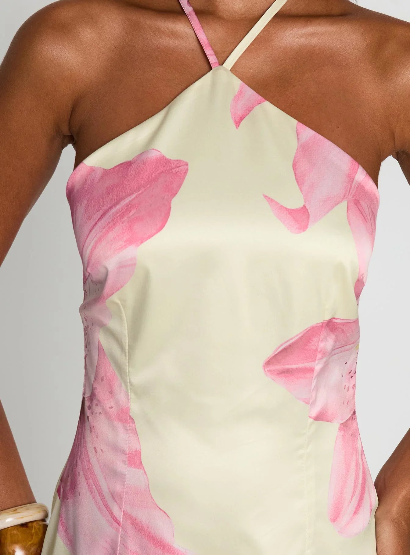 Vestido mini con cuello halter de Jardines del Edén