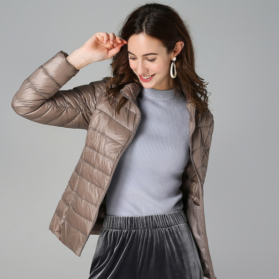 Myra™ | Chaqueta acolchada ultraligera con elegantes pliegues