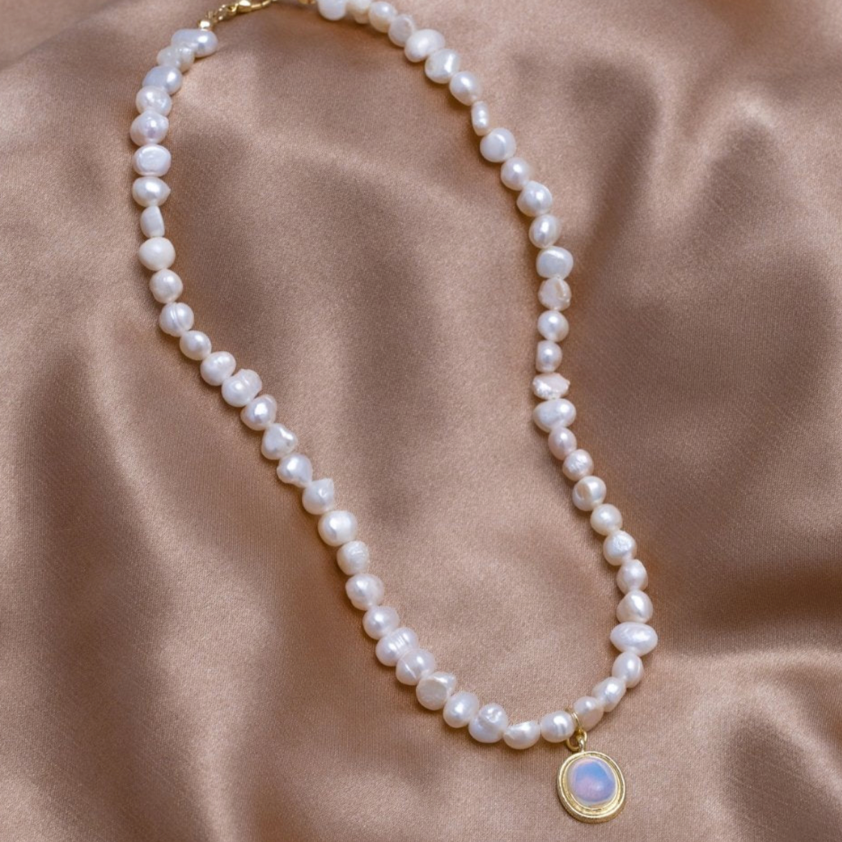 Necklace with Moonstone Details in Gold