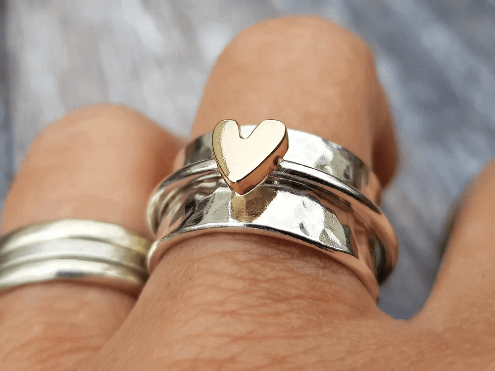 Anillo de plata con corazón de oro 