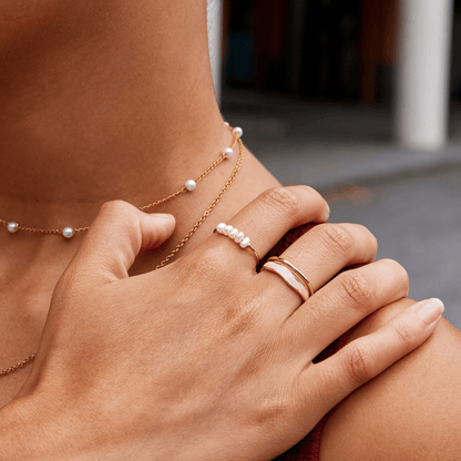 Anillo clásico de plata con perla de agua dulce 