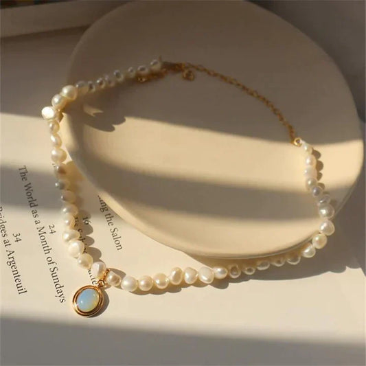 Necklace with Moonstone Details in Gold