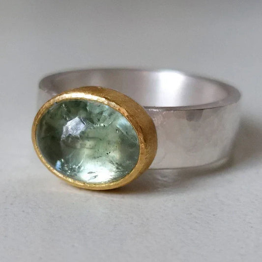 Anillo verde vintage con piedra redonda 