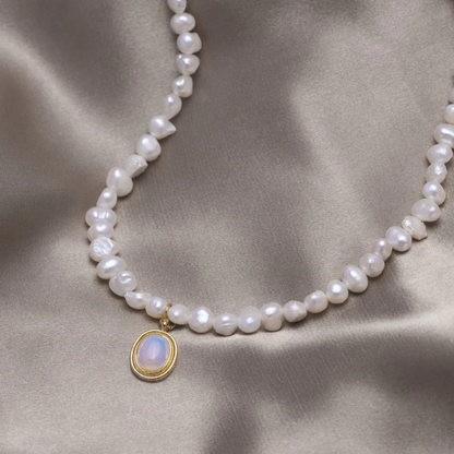 Necklace with Moonstone Details in Gold
