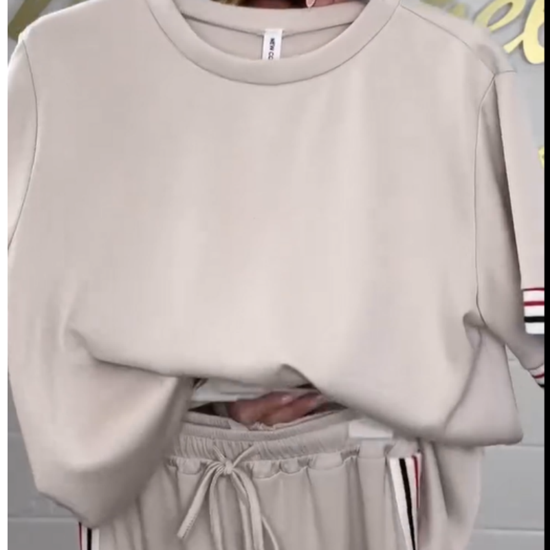 Camiseta de manga corta con rayas laterales y pantalones deportivos de pierna ancha