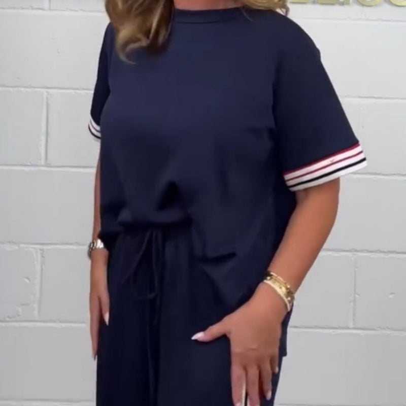 Camiseta de manga corta con rayas laterales y pantalones deportivos de pierna ancha